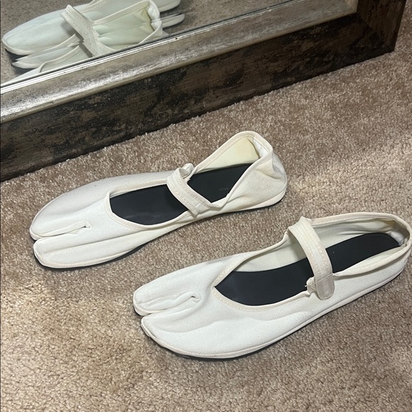 Women's White Tabi Shoes - Picture 3 of 3